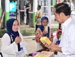 Silaturahmi dengan nasabah Mekaar, Jokowi mendorong agar laba usaha diinvestasikan kembali