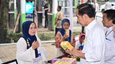 Silaturahmi dengan nasabah Mekaar, Jokowi mendorong agar laba usaha diinvestasikan kembali