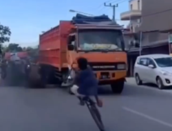 Viral Seorang Bocah SMP Ugal-ugalan Menaiki Sepeda di Jalan Raya