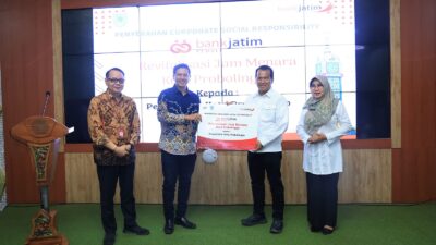 Bank Jatim Serahkan Jam Menara kepada Pemkot Probolinggo