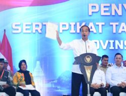 Jokowi Serahkan Ribuan Sertifikat Tanah Elektronik Hasil Redistribusi Tanah di Banyuwangi