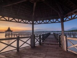 Selain Jembatan Kayu yang Khas, Pantai Bentar Juga Tawarkan Pemandangan Hiu Tutul