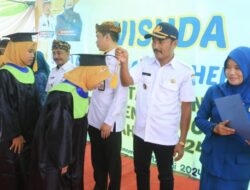 Tak Kenal Usia, Ratusan Emak-emak di Probolinggo Diwisuda