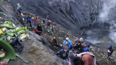 Ritual Yadnya Kasada: Keberanian dan Keagungan di Kawah Gunung Bromo