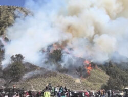 Gunung Batok Kawasan Bromo Terbakar, Api Semakin Meluas