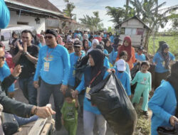 Warga Desa Banjarsari Probolinggo Lakukan Aksi Bersih-bersih Pantai Darmo