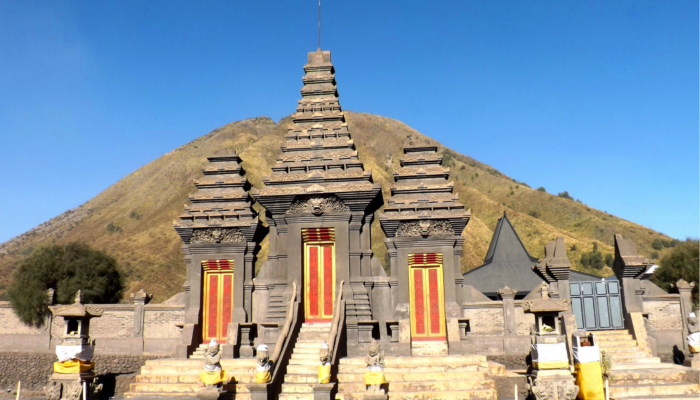 Pura Luhur Poten Tempat Ibadah Umat Hindu Lokal di Kawasan Bromo