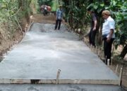 Disnaker Probolinggo Lakukan Pembangunan Jalan Rabat Beton di Tiris