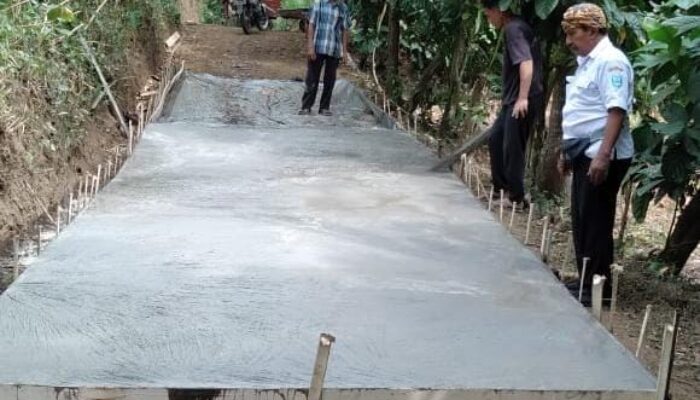 Disnaker Probolinggo Lakukan Pembangunan Jalan Rabat Beton di Tiris