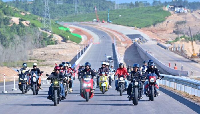 Naik Motor, Jokowi Tinjau Jalan Tol IKN Bersama Artis Tanah Air