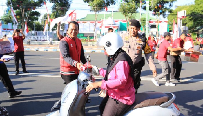 Pemkot Probolinggo Bagikan Ribuan Bendera ke Pengguna Jalan