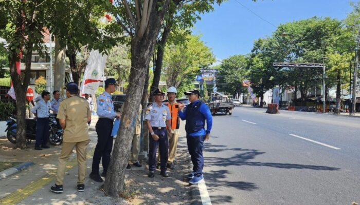 Agar Pengendara Lebih Tertib, Dishub Probolinggo Lakukan Pengecetan Jalan