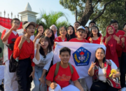 Pelajar Warnai Kirab Bendera Merah Putih dan Teks Proklamasi di Monas