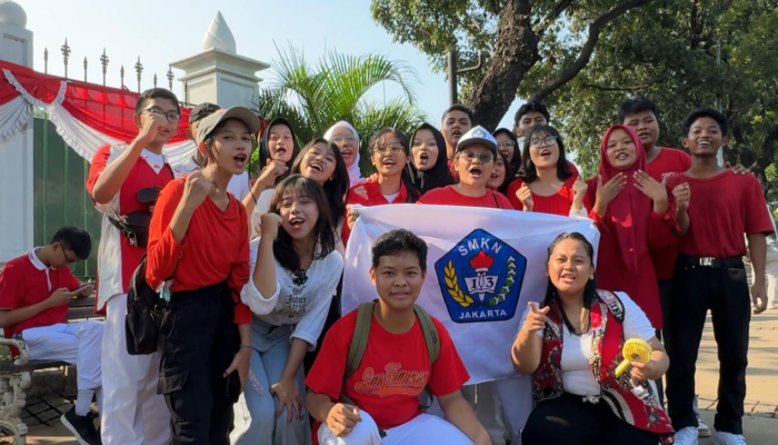 Pelajar Warnai Kirab Bendera Merah Putih dan Teks Proklamasi di Monas