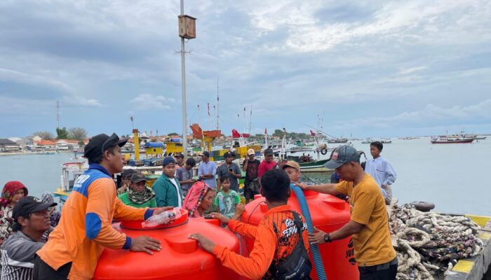 Krisis Air Bersih di Gili Ketapang, BPBD dan TNI AL Kirimkan 18.000 Liter Air Bersih