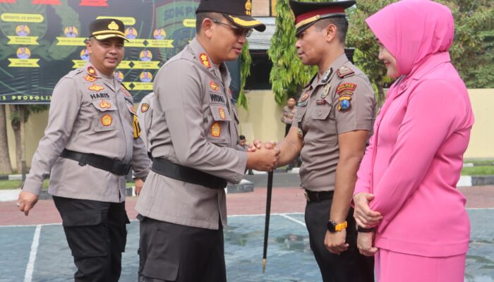 Kapolres Probolinggo Pimpin Upacara Kenaikan Pangkat 32 Anggota Polri