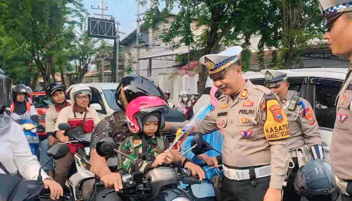 Polres Probolinggo Kota Bagikan Helm dan Edukasi Keselamatan Lalu Lintas