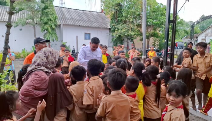 HUT ke-17 Partai Gerindra, Reno Handoyo Gelar Makan Bergizi Gratis untuk Siswa SD di Probolinggo