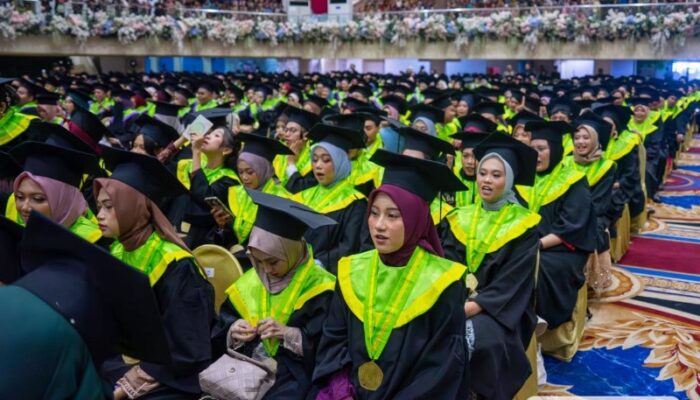 Ketua DPRD Jatim Paparkan Tiga Modal Penting bagi Lulusan dalam Orasi Ilmiah Wisuda Unesa