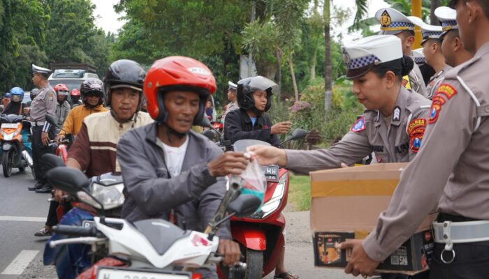 Dikira Razia, Ternyata Satlantas Probolinggo Bagikan Takjil dan Pesan Keselamatan